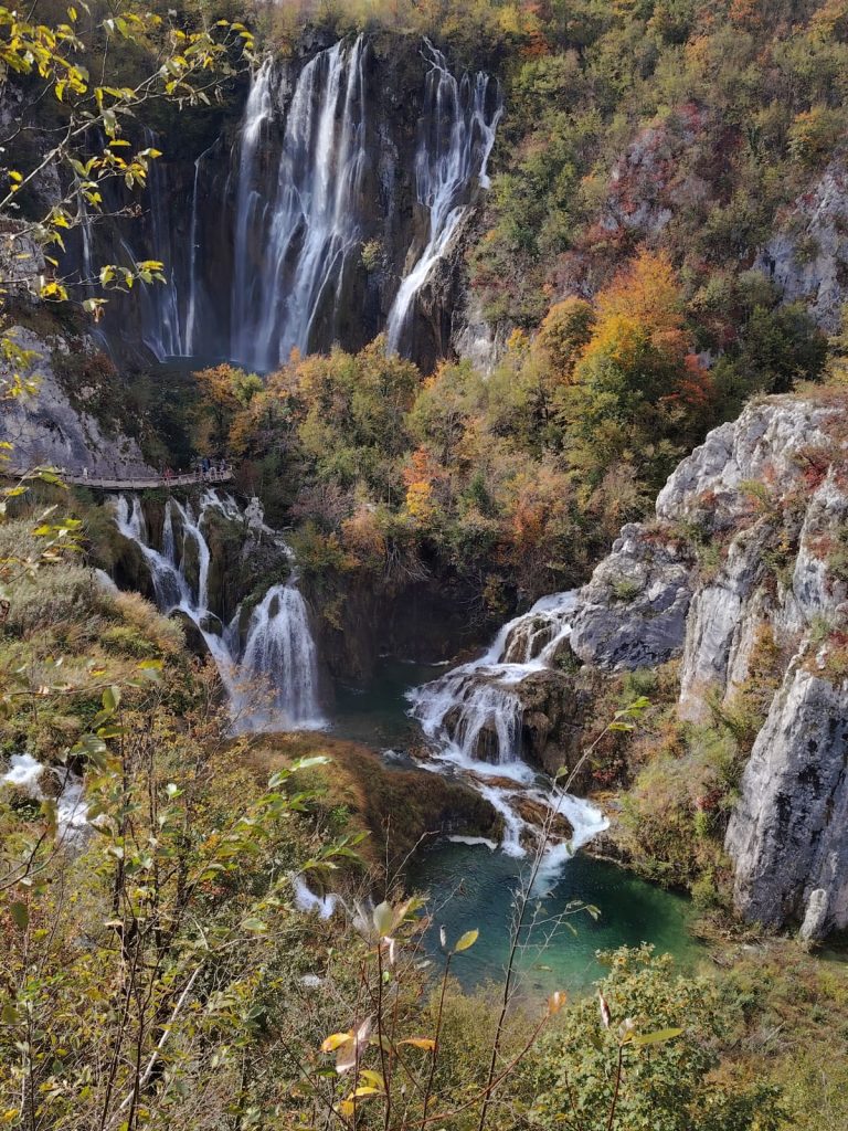 JESIENIĄ PLITVICE SIĘ CZERWIENIĄ